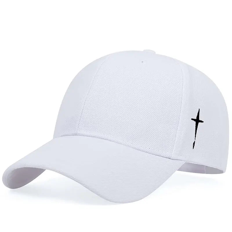 Casquette ornée d’une croix discrète mais puissante sur le côté.