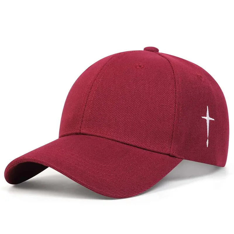 Casquette ornée d’une croix discrète mais puissante sur le côté.