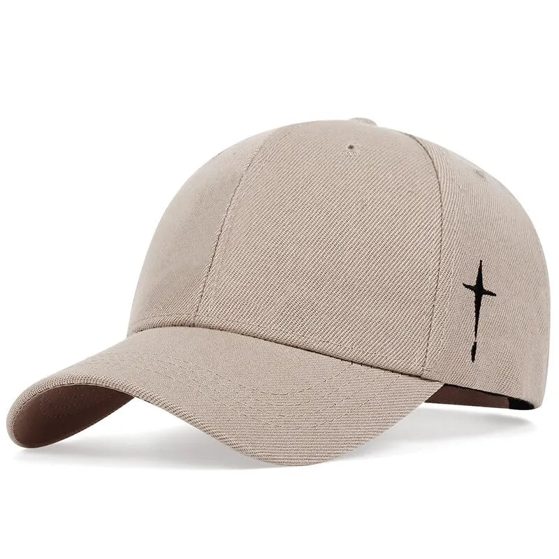 Casquette ornée d’une croix discrète mais puissante sur le côté.