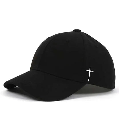 Casquette ornée d’une croix discrète mais puissante sur le côté.