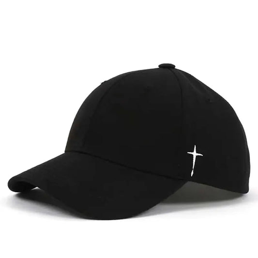 Casquette ornée d’une croix discrète mais puissante sur le côté.